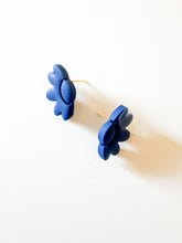 Load image into Gallery viewer, Royal Blue Clay Floral Clay Post Earrings