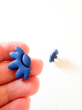 Load image into Gallery viewer, Royal Blue Clay Floral Clay Post Earrings